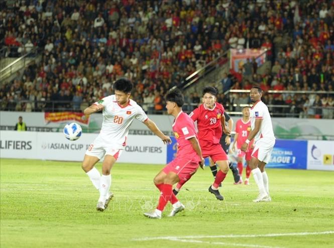 Pha xử lý bóng của cầu thủ đội tuyển Việt Nam trong vòng cấm địa đội tuyển Lào. Ảnh: Đỗ Bá Thành – PV TTXVN tại Lào

