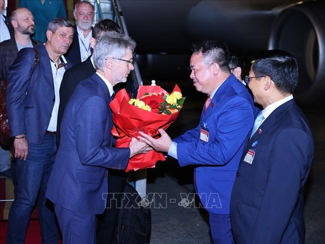 Phó Chủ nhiệm Ủy ban Quốc phòng, An ninh và Đối ngoại của Quốc hội Nguyễn Quốc Hùng đón Chủ tịch Thượng viện Quốc hội Cộng hòa Séc Milos Vystrcil tại sân bay quốc tế Nội Bài. Ảnh: Minh Đức – TTXVN