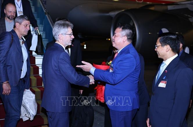 Phó Chủ nhiệm Ủy ban Quốc phòng, An ninh và Đối ngoại của Quốc hội Nguyễn Quốc Hùng đón Chủ tịch Thượng viện Quốc hội Cộng hòa Séc Milos Vystrcil tại sân bay quốc tế Nội Bài. Ảnh: Minh Đức – TTXVN