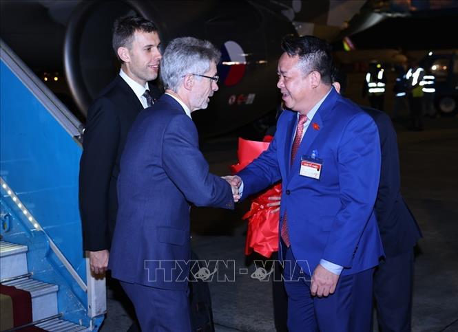 Phó Chủ nhiệm Ủy ban Quốc phòng, An ninh và Đối ngoại của Quốc hội Nguyễn Quốc Hùng đón Chủ tịch Thượng viện Quốc hội Cộng hòa Séc Milos Vystrcil tại sân bay quốc tế Nội Bài. Ảnh: Minh Đức – TTXVN