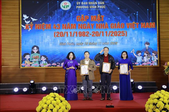 Các tác giả đạt giải Nhất, giải Nhì cuộc thi Sáng tác Logo phường Vĩnh Phúc được trao giải tại buổi gặp mặt. Ảnh: Hoàng Hùng - TTXVN