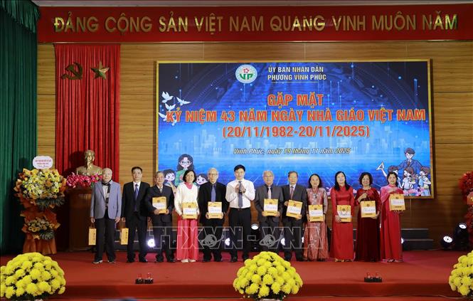 Các nhà giáo ưu tú trên địa bàn phường Vĩnh Phúc được tri ân tại buổi gặp mặt. Ảnh: Hoàng Hùng - TTXVN