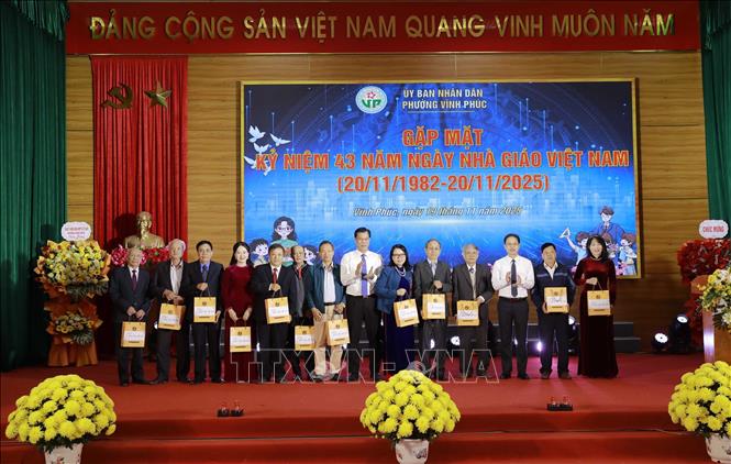 Các nhà giáo là cán bộ quản lý đã nghỉ hưu trên địa bàn phường có nhiều đóng góp cho công tác giáo dục được tri ân tại buổi gặp mặt. Ảnh: Hoàng Hùng - TTXVN