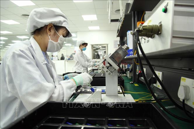 Sản xuất linh kiện điện tử Công ty TNHH Star Engineers Việt Nam, tại khu công nghiệp Bình Xuyên. Ảnh: Nguyễn Thảo – TTXVN