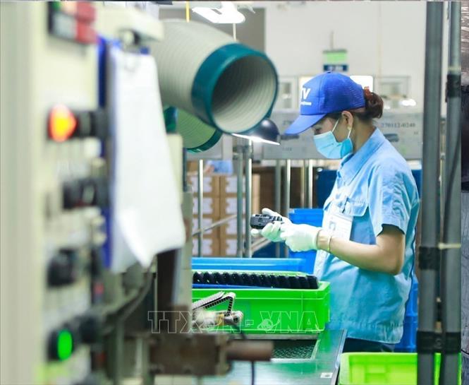 Công nhân kiểm tra sản phẩm cơ khí tại Công ty Ohashi Tekko Việt Nam khu công nghiệp Bình Xuyên. Ảnh: Nguyễn Thảo – TTXVN