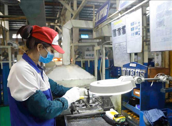 Công nhân sản xuất sản phẩm cơ khí tại Công ty TNHH EXEDY Việt Nam, Khu công nghiệp Khai Quang. Ảnh: Nguyễn Thảo - TTXVN