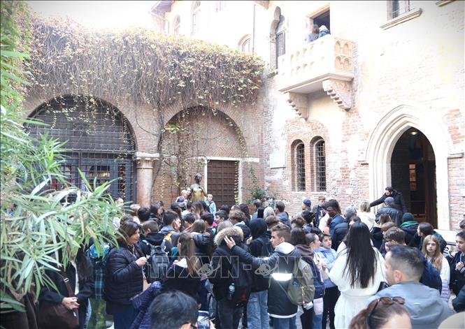 Du khách dưới sân nhà của nàng Juliet. Ảnh: Thanh Hải - PV TTXVN tại Italy