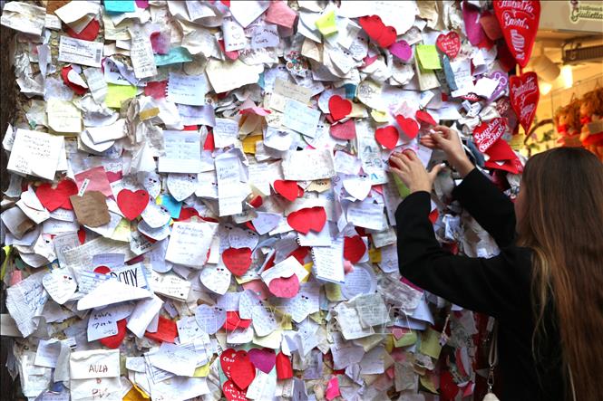 Thư tay của các đôi tình nhân được dán ở khắp tường ngoài nhà của nàng Giuliet. Ảnh: Thanh Hải - PV TTXVN tại Italy 