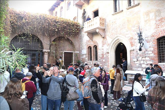  Du khách dưới sân nhà của nàng Juliet. Ảnh: Thanh Hải - PV TTXVN tại Italy 