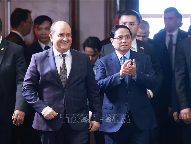 Thủ tướng Phạm Minh Chính và Thủ tướng Algeria Sifi Ghrieb tham dự Diễn đàn kinh tế Việt Nam – Algeria. Ảnh: Dương Giang-TTXVN
