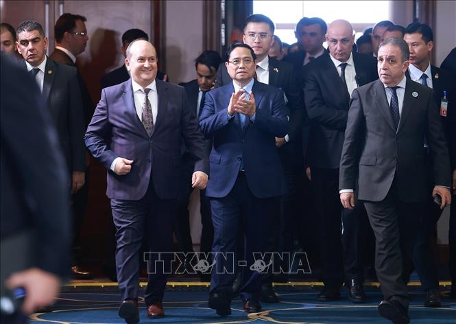 Thủ tướng Phạm Minh Chính và Thủ tướng Algeria Sifi Ghrieb tham dự Diễn đàn kinh tế Việt Nam – Algeria. Ảnh: Dương Giang-TTXVN
