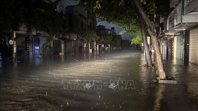 Đường Trần Phú (phường Tuy Hoà) bị ngập trong đêm 19/11. Ảnh: Tường Quân - TTXVN