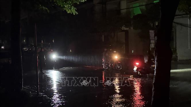 Các phương tiện quay đầu không thể di chuyển qua đường bị ngập. Ảnh: Tường Quân - TTXVN