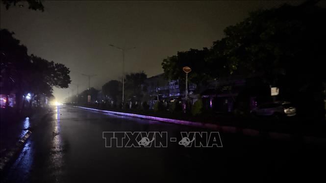 Một khu vực dân cư tại phường Tuy Hoà bị mất điện trong đêm 19/11. Ảnh: Tường Quân - TTXVN