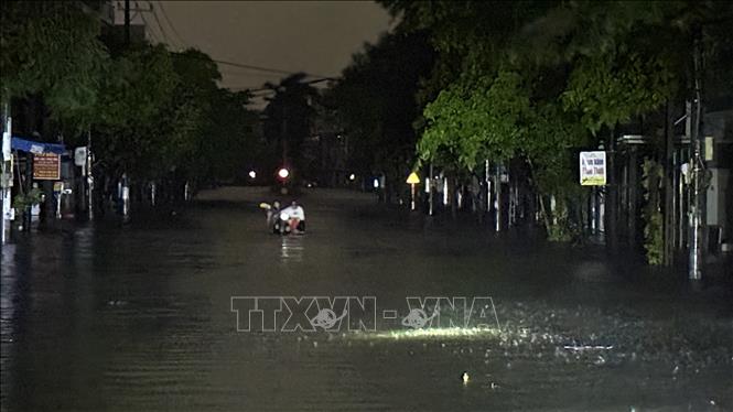 Một phương tiện di chuyển qua tuyến đường Trần Phú (phường Tuy Hoà) dù bị ngập trong đêm 19/11. Ảnh: Tường Quân - TTXVN
