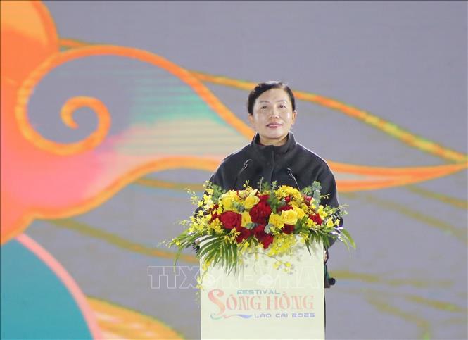 Bà La Bình, Phó Bí thư, Châu trưởng Chính quyền nhân dân châu Hồng Hà, Trưởng đoàn Công tác tỉnh Vân Nam, Trung Quốc phát biểu tại Festival sông Hồng. Ảnh: Tuấn Anh - TTXVN