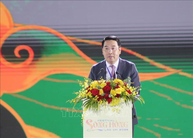 Phó Bí thư Tỉnh ủy, Chủ tịch UBND tỉnh Lào Cai Nguyễn Tuấn Anh phát biểu khai mạc Festival sông Hồng.  Ảnh: Tuấn Anh - TTXVN