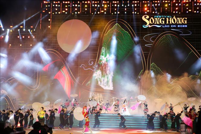 Sau lễ khai mạc, đông đảo người dân và du khách được đắm chìm trong không gian nghệ thuật rực rỡ sắc màu văn hóa và thắm đượm tình đoàn kết của Chương trình nghệ thuật gồm 3 chương. Ảnh: Tuấn Anh - TTXVN