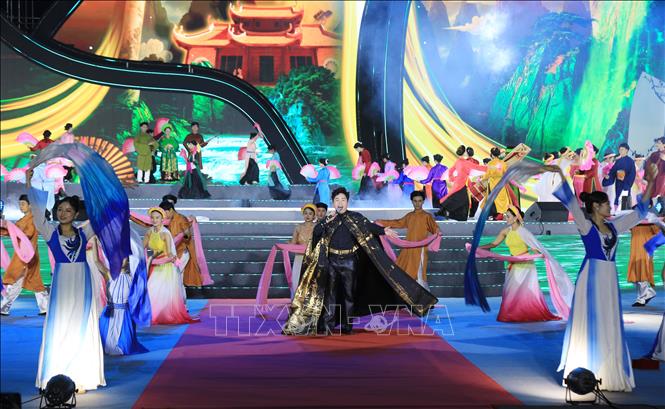 Tham gia Festival có gần 1.000 nghệ nhân, diễn viên cùng nhiều ngôi sao ca nhạc, các vũ công, nhạc công nổi tiếng.  Ảnh: Tuấn Anh - TTXVN