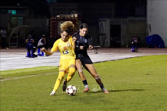 Tình huống tranh chấp bóng giữa cầu thủ nữ TP. Hồ Chí Minh (áo vàng) và nữ Melbourne City (Australia). Ảnh: Trung Tuyến - TTXVN