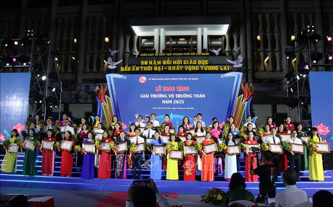 Các nhà giáo, cán bộ quản lý nhận giải thưởng Võ Trường Toản lần thứ 28 năm 2025. Ảnh: Thu Hương - TTXVN