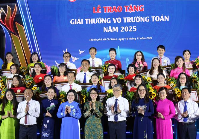 Lãnh đạo Thành phố Hồ Chí Minh cùng các nhà giáo, cán bộ quản lý nhận giải thưởng Võ Trường Toản năm 2025. Ảnh: Thu Hương - TTXVN