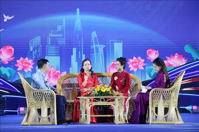 Các nhà giáo tiêu biểu giao lưu tại buổi lễ. Ảnh: Thu Hương - TTXVN