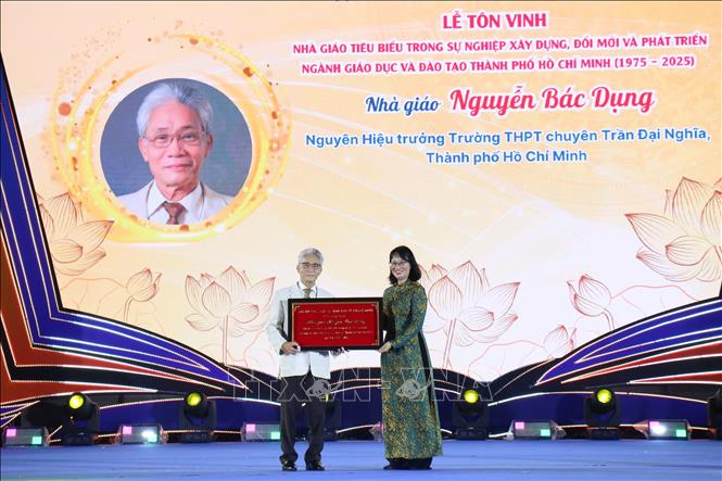 Bà Trần Thị Diệu Thúy, Phó Chủ tịch UBND Thành phố Hồ Chí Minh trao khánh tri ân tặng nhà giáo Nguyễn Bác Dụng. Ảnh: Thu Hương - TTXVN