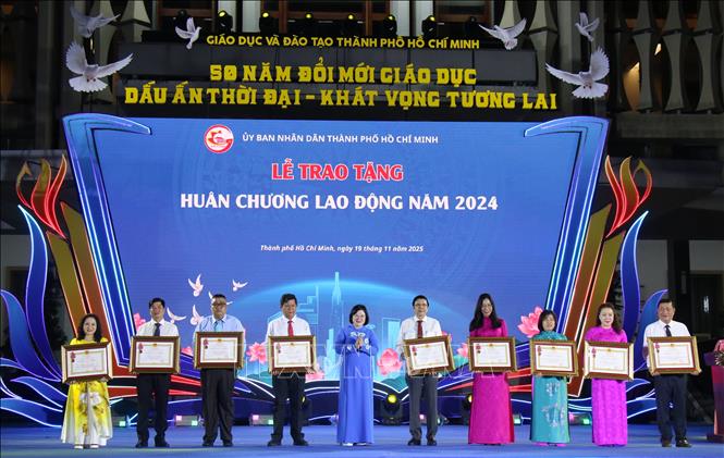 Các cán bộ quản lý, nhà giáo nhận Huân chương Lao động của Chủ tịch nước. Ảnh: Thu Hương - TTXVN