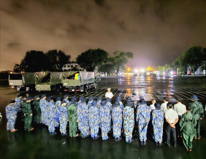Lực lượng Hải quân Vùng 4 được điều động đi làm nhiệm vụ, ứng cứu người dân bị ngập lụt. Ảnh: TTXVN phát