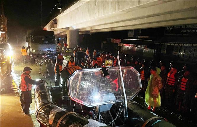 Vùng 4 Hải quân đưa người và phương tiện ứng cứu người dân bị ngập lụt ở phường Tây Nha Trang, tỉnh Khánh Hòa. Ảnh: TTXVN phát