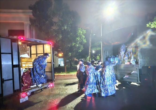 Cán bộ, chiến sĩ hải quân vận chuyển lương thực lên xe để hỗ trợ người dân bị ngập lụt. Ảnh: TTXVN phát