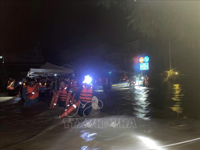 Lực lượng hải quân Vùng 4 ứng cứu người dân vùng ngập lụt trong đêm. Ảnh: TTXVN phát