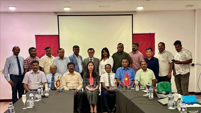 Đại sứ Trịnh Thị Tâm chụp ảnh lưu niệm cùng các đại biểu sau buổi tọa đàm. Ảnh do Đại sứ quán cung cấp