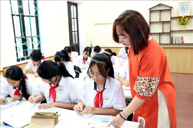 Cô giáo Trần Thị Thùy Dương, Trường Trung học Cơ sở Trần Đăng Ninh (phường Nam Định) hướng dẫn học sinh. Ảnh: Nguyễn Lành - TTXVN 