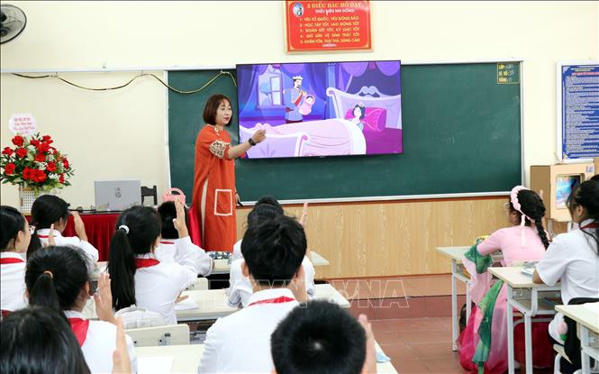 Cô giáo Trần Thị Thùy Dương, Trường Trung học Cơ sở Trần Đăng Ninh (phường Nam Định) với tiết học Ngữ Văn ứng dụng trí tuệ nhân tạo. Ảnh: Nguyễn Lành - TTXVN 