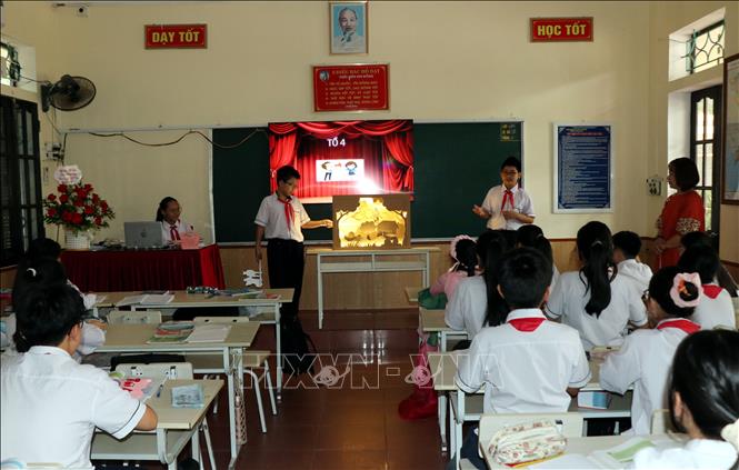 Sáng tạo thước phim cổ tích bằng sản phẩm STEM tại tiết học Ngữ văn của cô giáo Trần Thị Thùy Dương, Trường Trung học Cơ sở Trần Đăng Ninh (phường Nam Định). Ảnh: Nguyễn Lành - TTXVN 