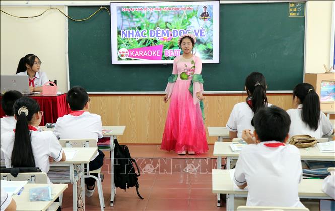 Học sinh sử dụng trí tuệ nhân tạo trình bày bài vè về các câu chuyện cổ tích. Ảnh: Nguyễn Lành - TTXVN 