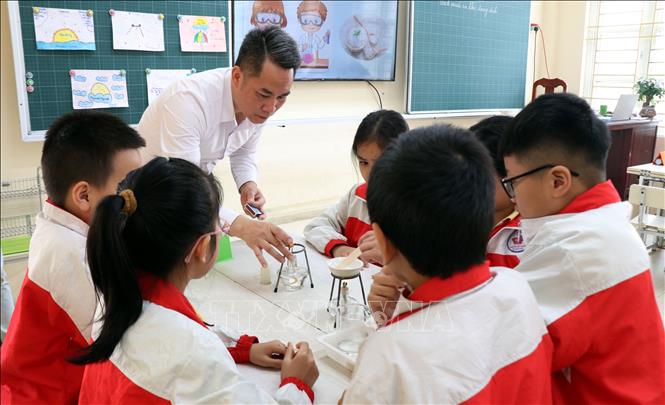Tiết học sáng tạo STEM của thầy giáo Mai Mạnh Hà, Trường Tiểu học Nguyễn Viết Xuân (phường Nam Định). Ảnh: Nguyễn Lành - TTXVN 