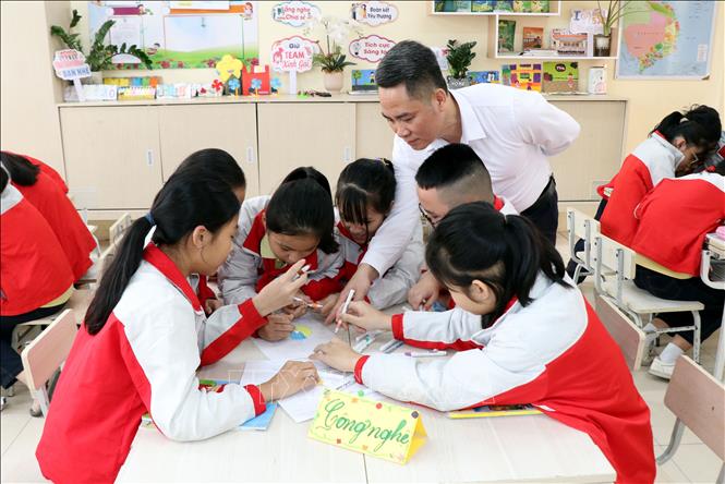 Tiết học sáng tạo STEM của thầy giáo Mai Mạnh Hà, Trường Tiểu học Nguyễn Viết Xuân (phường Nam Định). Ảnh: Nguyễn Lành - TTXVN 
