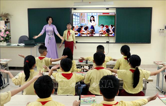 Tiết học sử dụng thiết bị dạy học số Nam Định - tinh hoa làng nghề của cô giáo Phạm Thị Hoa, Trường Tiểu học Phạm Hồng Thái (phường Nam Định). Ảnh: Nguyễn Lành - TTXVN 