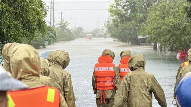 Lực lượng chức năng có mặt vùng ngập lũ từ sáng sớm 19/11. Ảnh: Tường Quân - TTXVN