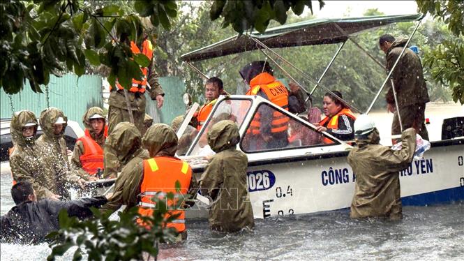 Dùng ca nô ứng cứu người dân. Ảnh: Tường Quân - TTXVN
