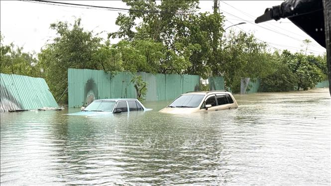 Nhiều phương tiện bị nhấn chìm. Ảnh: Tường Quân - TTXVN