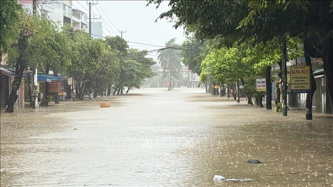 Đường phố Tuy Hoà ngập sâu. Ảnh: Tường Quân - TTXVN