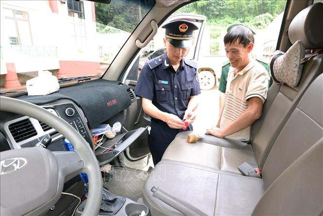 Lực lượng Hải quan Thanh Hoá kiểm tra hành lý khách nhập cảnh tại cửa khẩu Quốc tế Na Mèo, tỉnh Thanh Hoá. Ảnh: Vũ Sinh – TTXVN