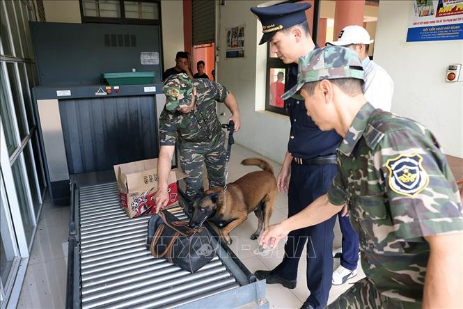 Lực lượng Hải quan Thanh Hoá kiểm tra hành lý khách nhập cảnh tại cửa khẩu Quốc tế Na Mèo, tỉnh Thanh Hoá. Ảnh: Vũ Sinh – TTXVN