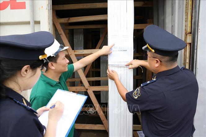 Lực lượng Hải quan Chi cục khu vực XIV kiểm tra hàng hoá xuất khẩu tại cảng Quy Nhơn, tỉnh Gia Lai. Ảnh: Vũ Sinh – TTXVN