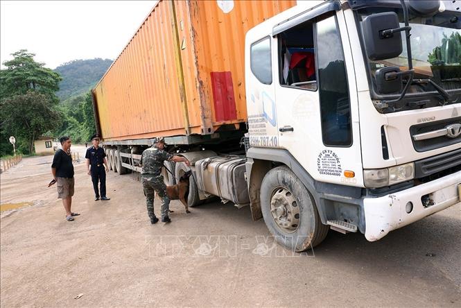 Lực lượng Hải quan Thanh Hoá kiểm tra phương tiện nhập cảnh tại cửa khẩu Quốc tế Na Mèo, tỉnh Thanh Hoá. Ảnh: Vũ Sinh – TTXVN
