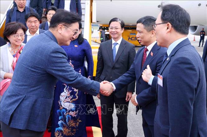 Speaker of the National Assembly (NA) of the Republic of Korea (RoK) Woo Won Shik arrive in Hanoi, beginning their official visit to Vietnam. VNA Photo: Phạm Kiên